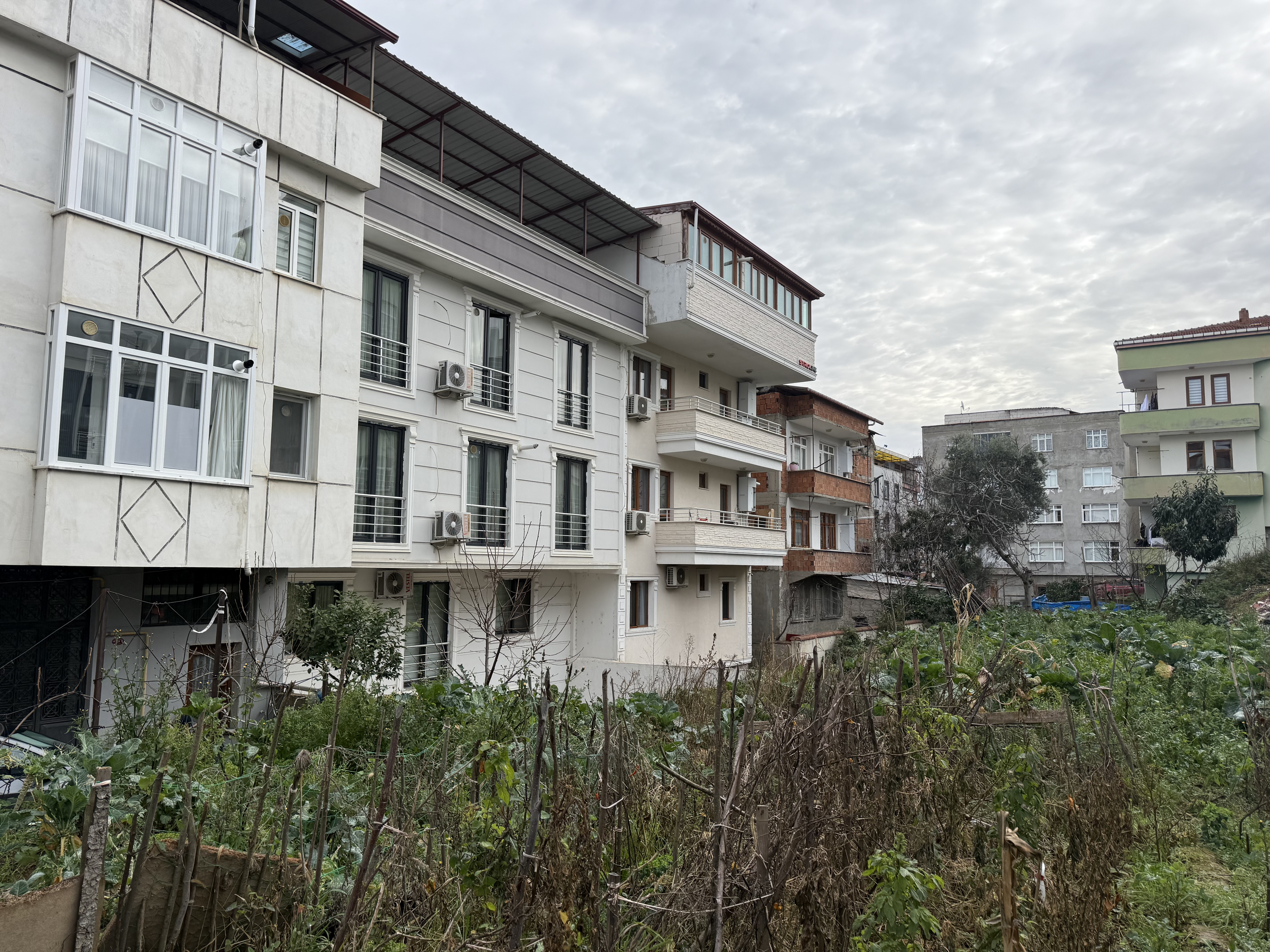 KONAKLAR DA KOMPLE SATILIK BİNA