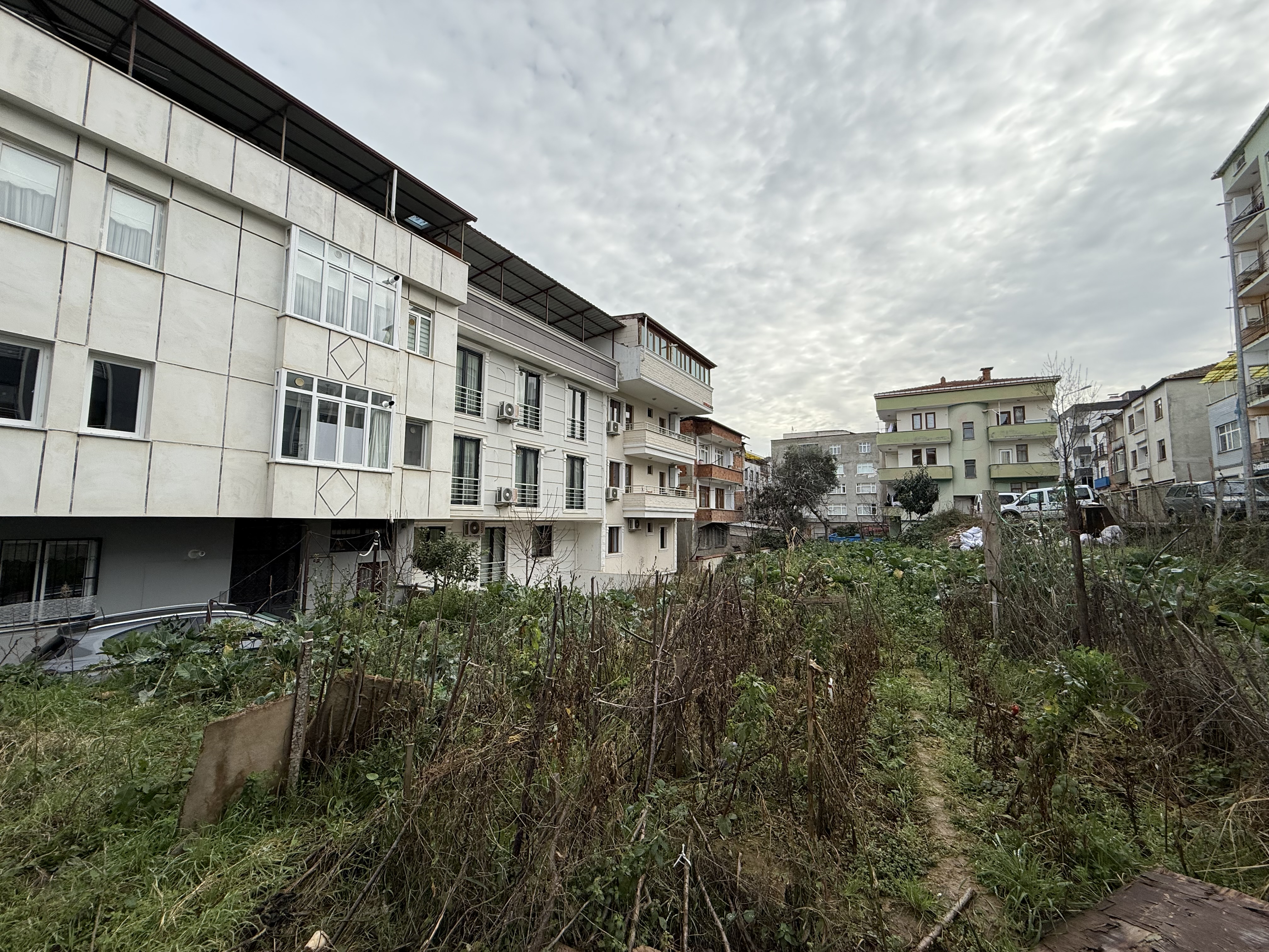 KONAKLAR DA KOMPLE SATILIK BİNA