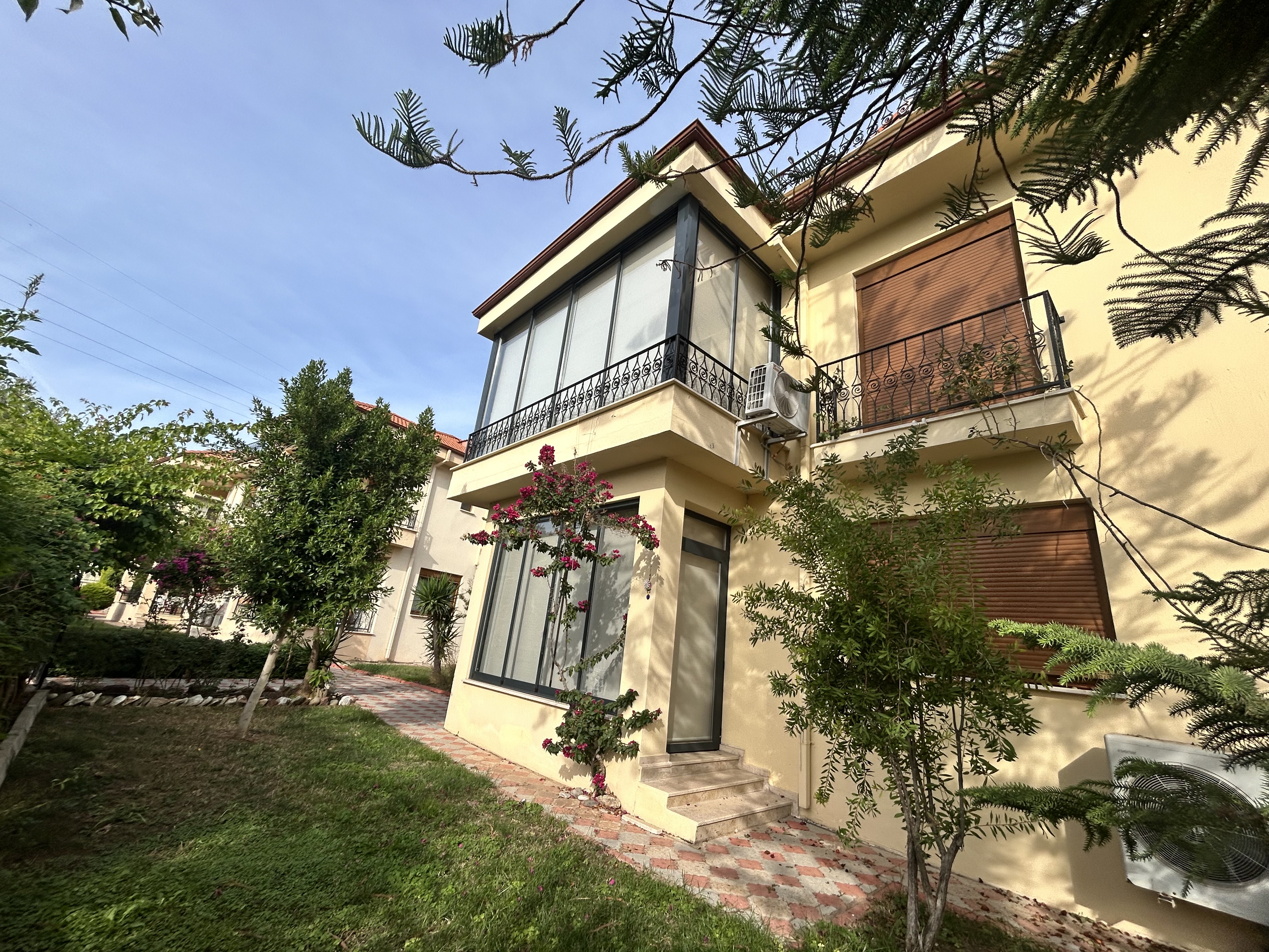 MARMARİS CAMİAVLUNDA SATILIK 5+1 TRİBLEKS HAVUZLU VİLLA