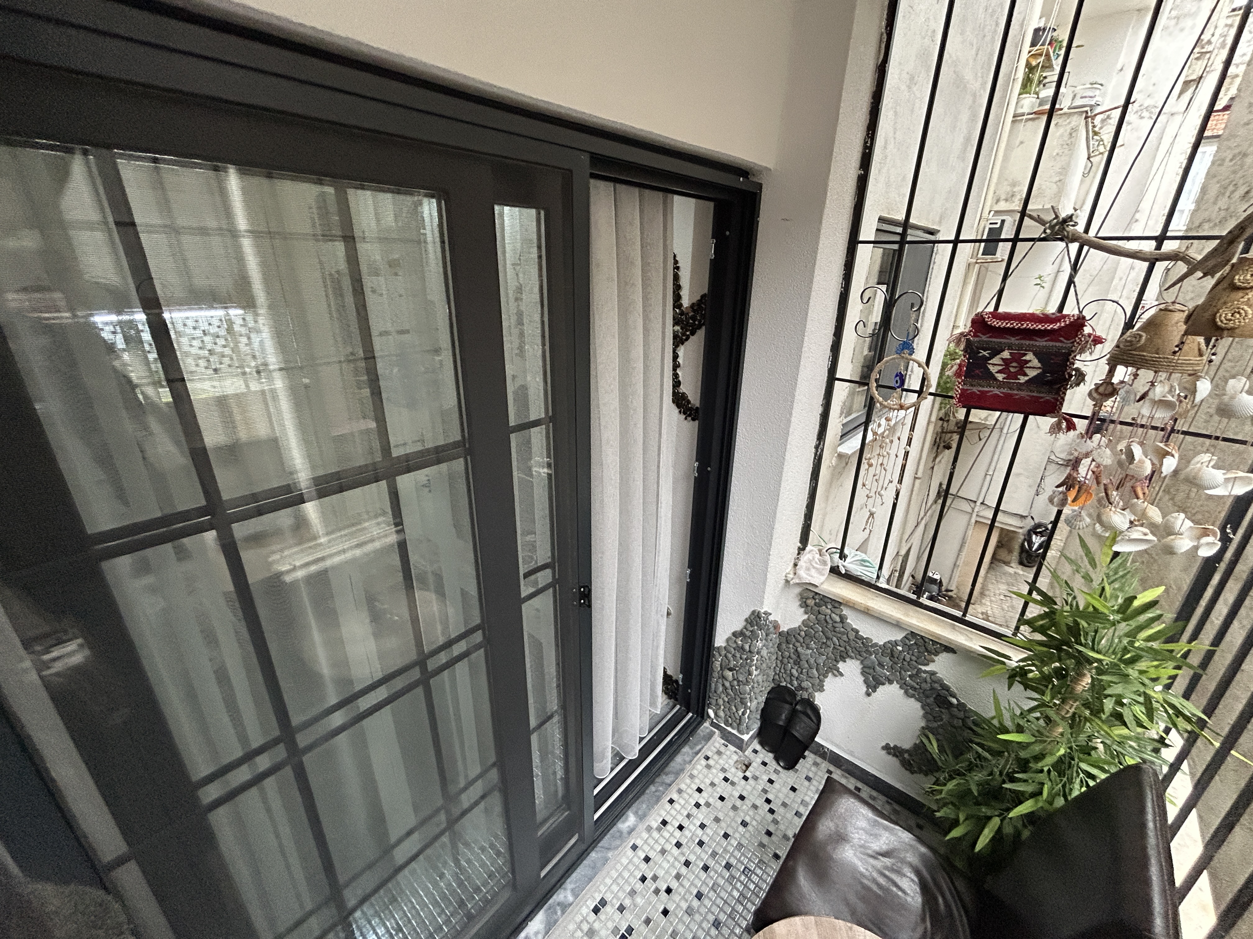 MARMARİS'TE MARİNAYA YAKIN,  KÖYLÜ PAZARI CİVARAINDA SATILIK FUL EŞYALI 1+1 DAİRE