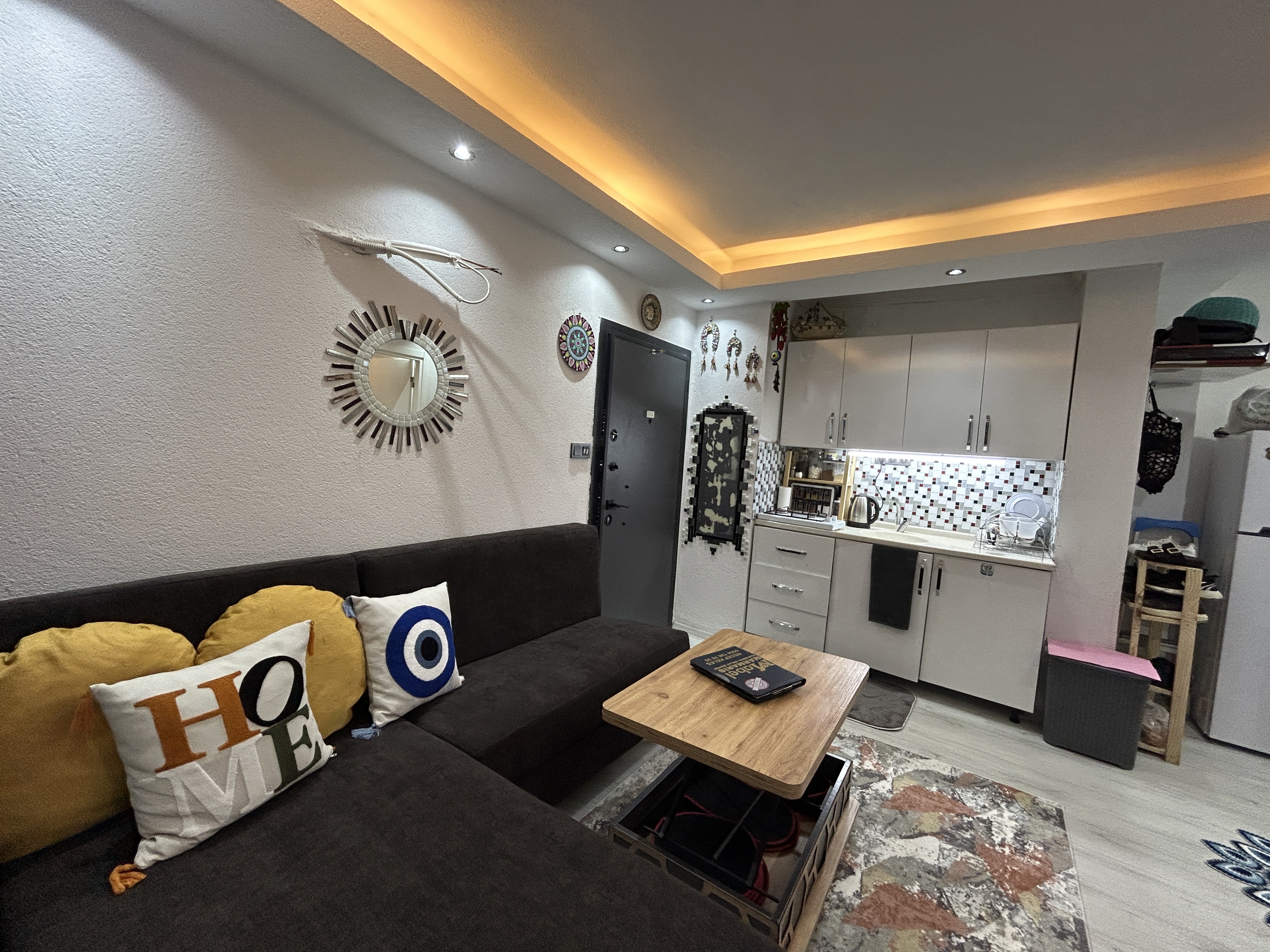 MARMARİS'TE MARİNAYA YAKIN,  KÖYLÜ PAZARI CİVARAINDA SATILIK FUL EŞYALI 1+1 DAİRE