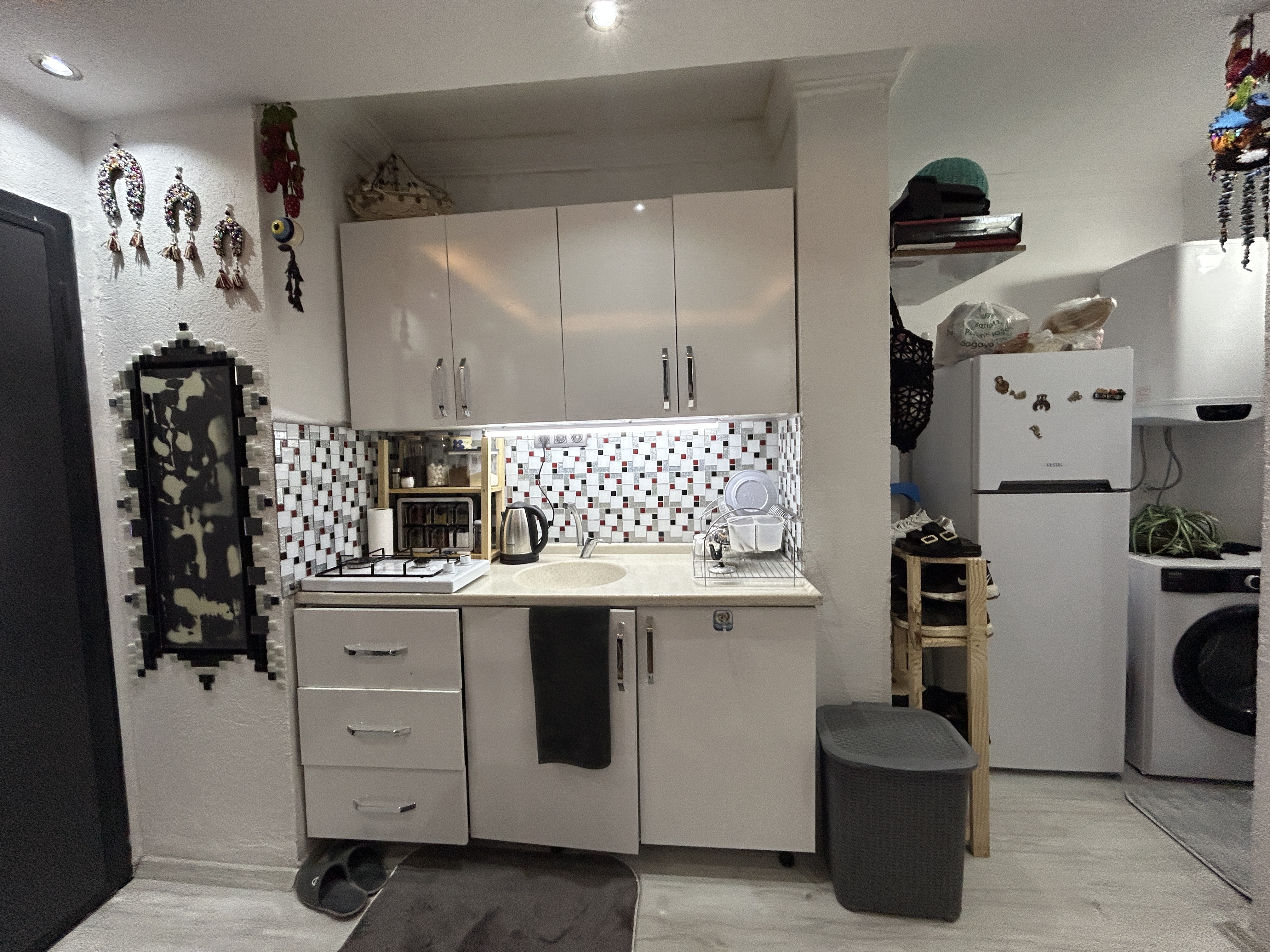 MARMARİS'TE MARİNAYA YAKIN,  KÖYLÜ PAZARI CİVARAINDA SATILIK FUL EŞYALI 1+1 DAİRE