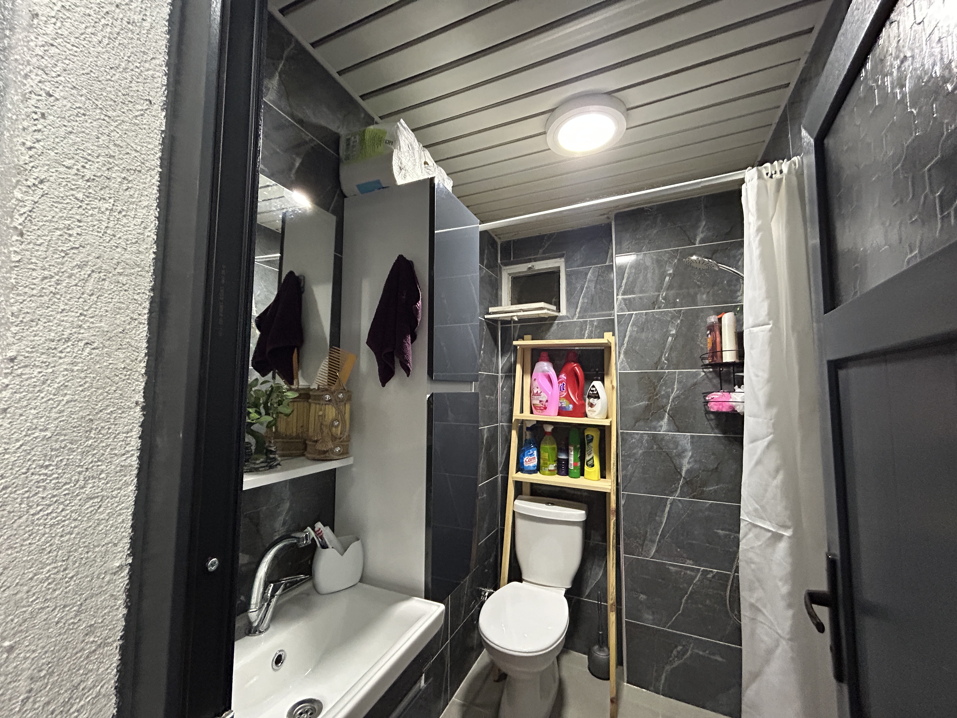 MARMARİS'TE MARİNAYA YAKIN,  KÖYLÜ PAZARI CİVARAINDA SATILIK FUL EŞYALI 1+1 DAİRE