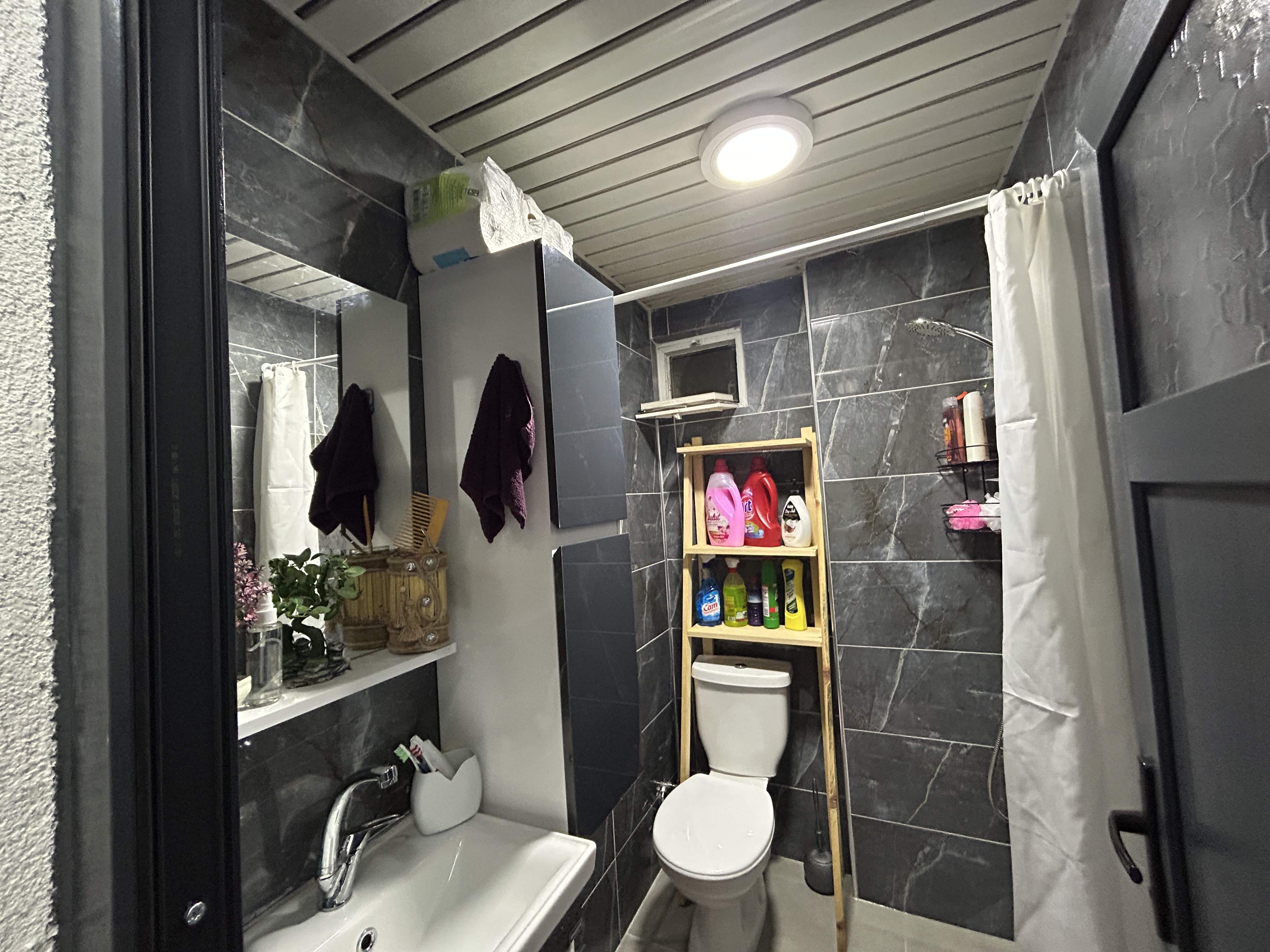 MARMARİS'TE MARİNAYA YAKIN,  KÖYLÜ PAZARI CİVARAINDA SATILIK FUL EŞYALI 1+1 DAİRE