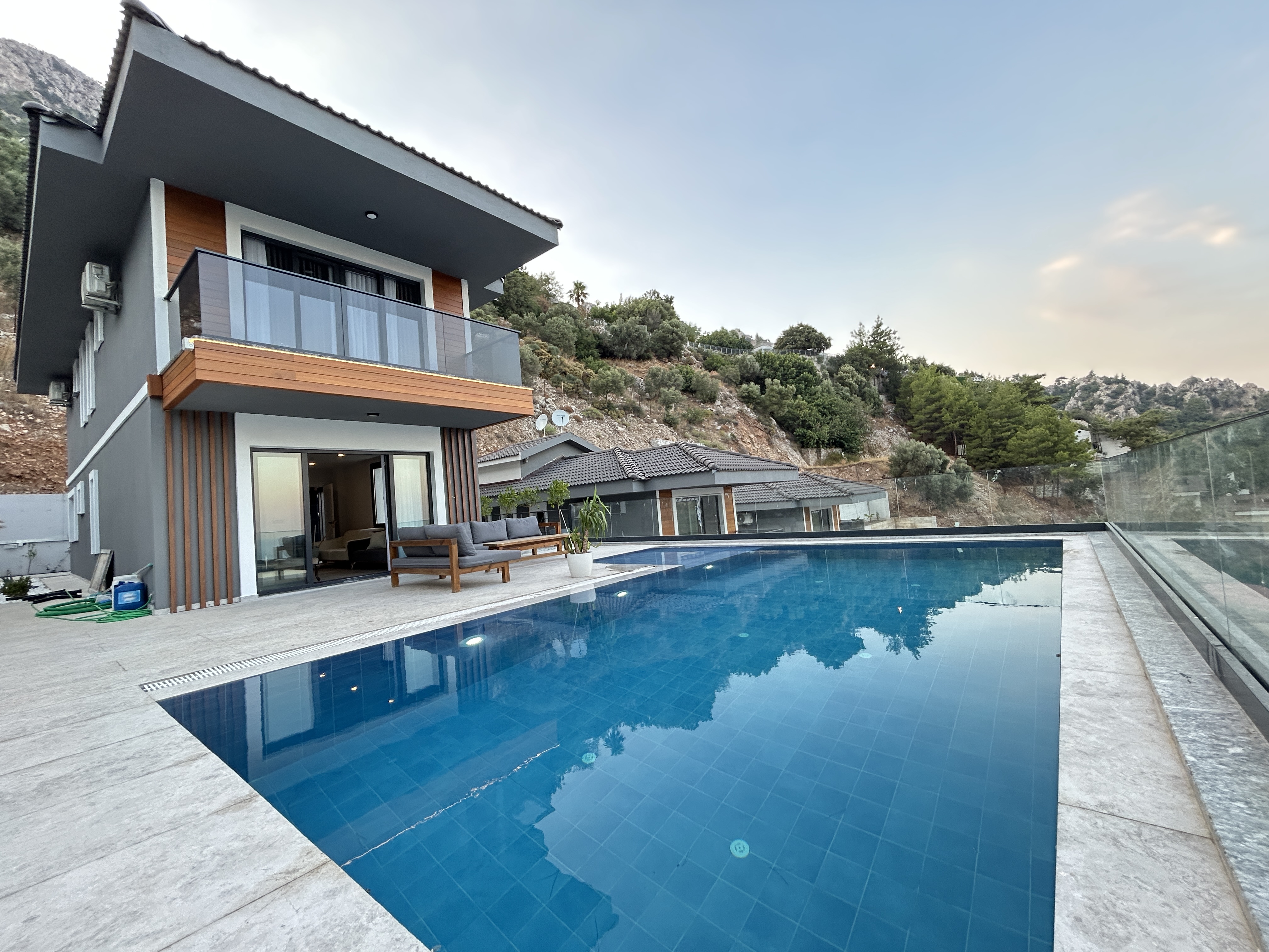 MARMARİS SÖĞÜTTE SONSUZLUK HAVUZ DENİZ MANZARALI SIFIR 4+1 VİLLA