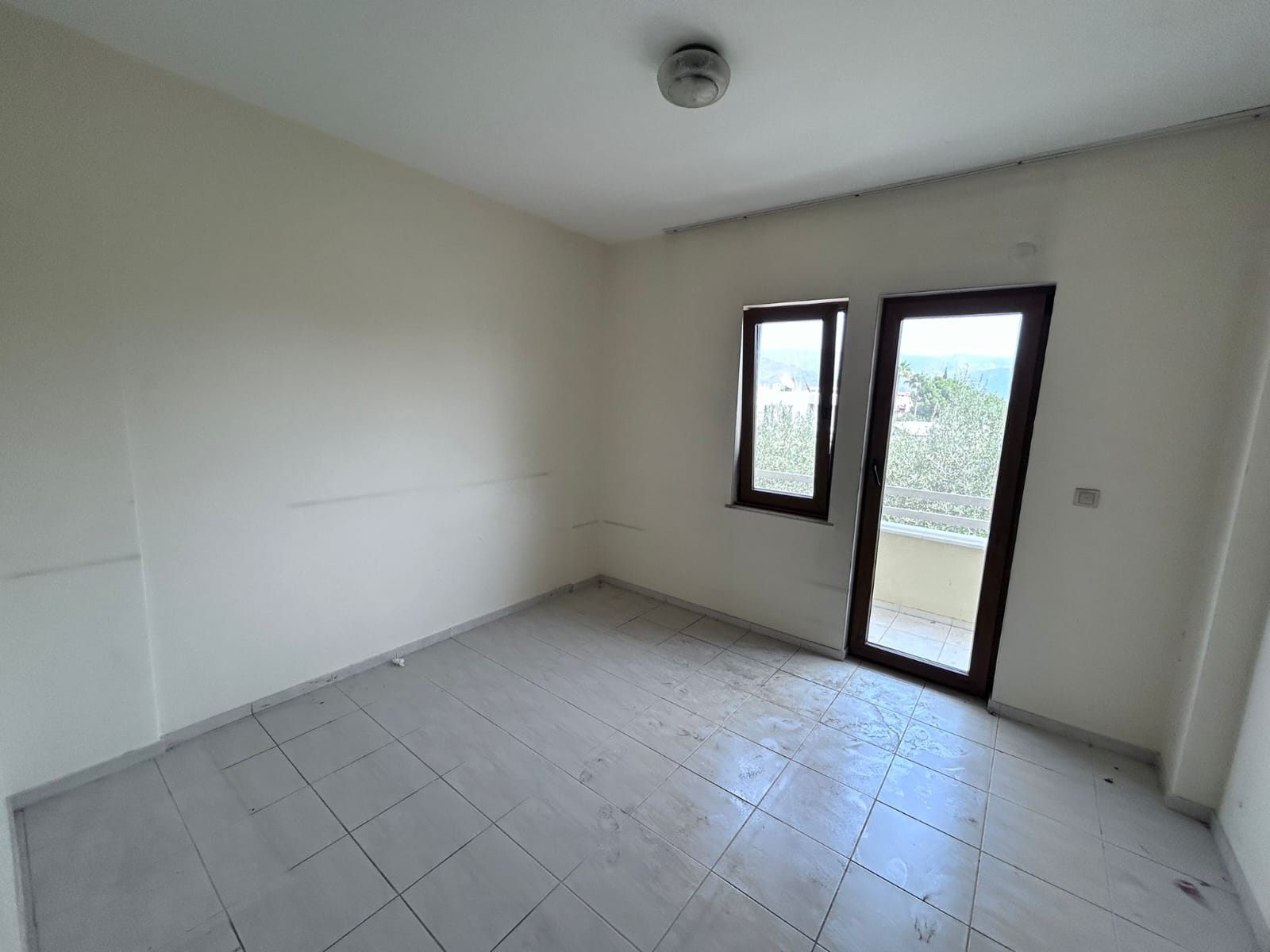 MARMARİS ARMUTALAN'DA SAHİLE 950MT.2+1 AYRI MUTFAK SATILIK DAİRE