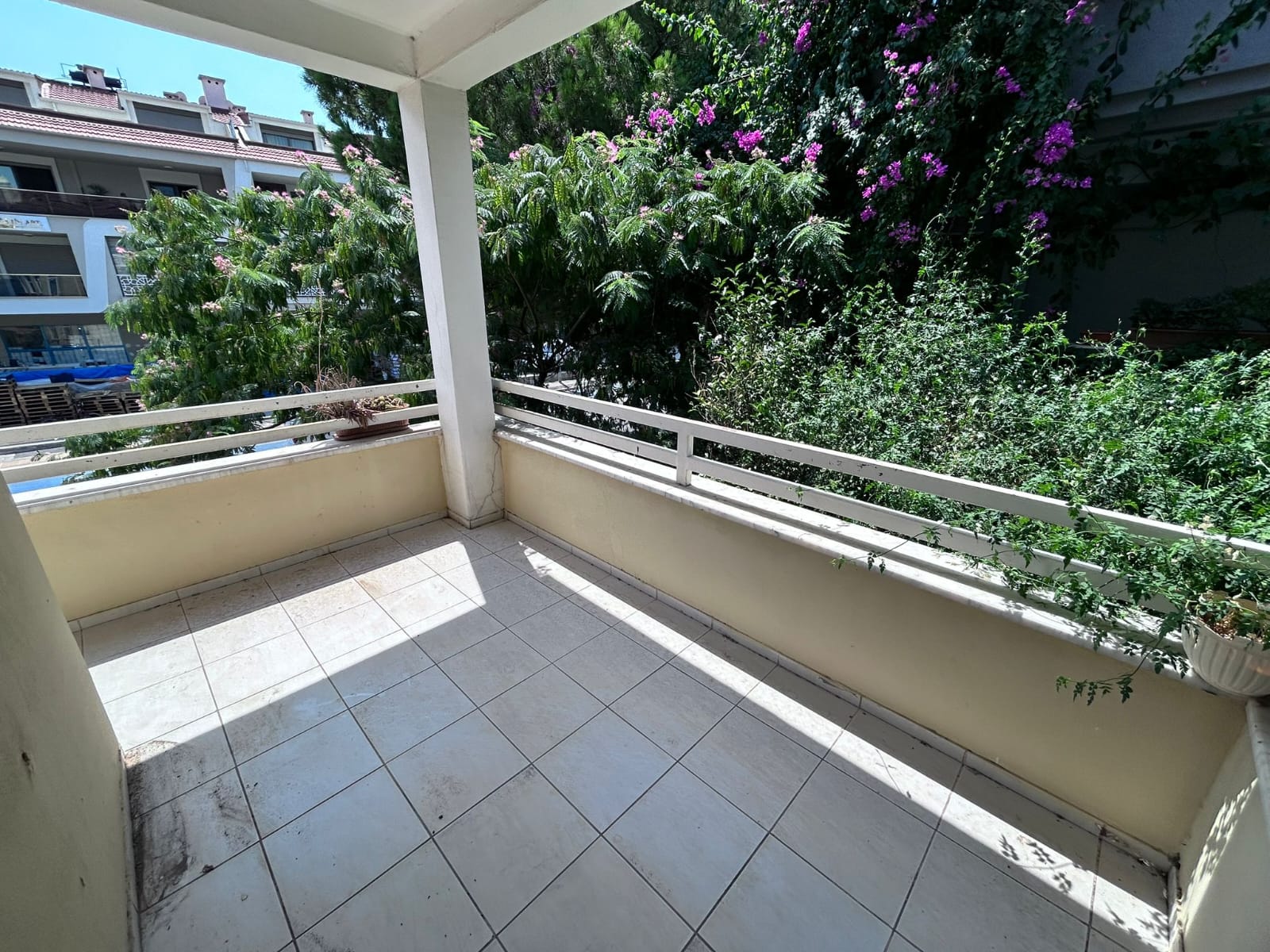 MARMARİS ARMUTALAN'DA SAHİLE 950MT.2+1 AYRI MUTFAK SATILIK DAİRE