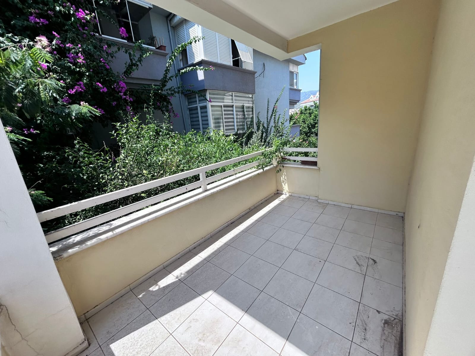MARMARİS ARMUTALAN'DA SAHİLE 950MT.2+1 AYRI MUTFAK SATILIK DAİRE