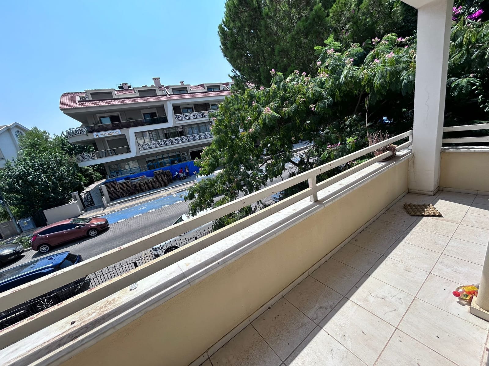 MARMARİS ARMUTALAN'DA SAHİLE 950MT.2+1 AYRI MUTFAK SATILIK DAİRE
