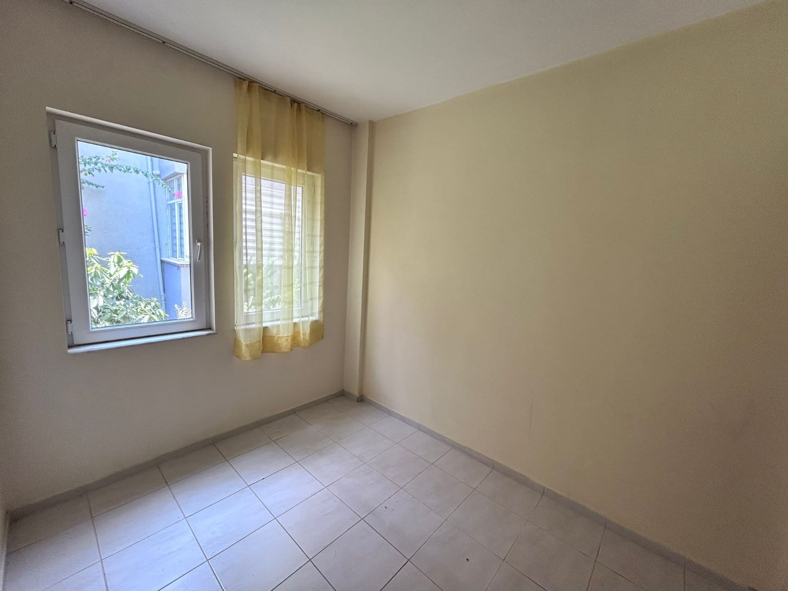 MARMARİS ARMUTALAN'DA SAHİLE 950MT.2+1 AYRI MUTFAK SATILIK DAİRE
