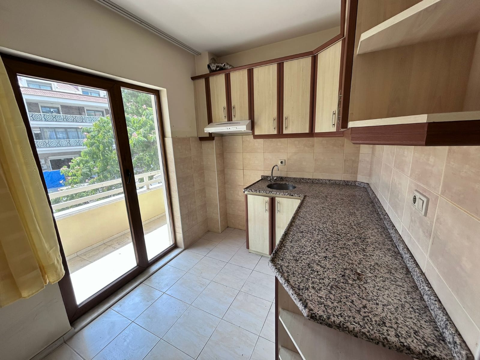 MARMARİS ARMUTALAN'DA SAHİLE 950MT.2+1 AYRI MUTFAK SATILIK DAİRE