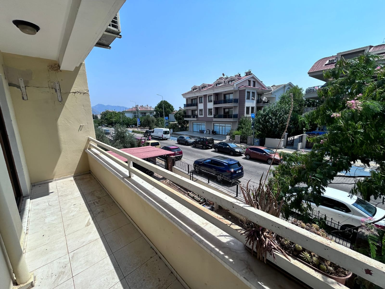 MARMARİS ARMUTALAN'DA SAHİLE 950MT.2+1 AYRI MUTFAK SATILIK DAİRE