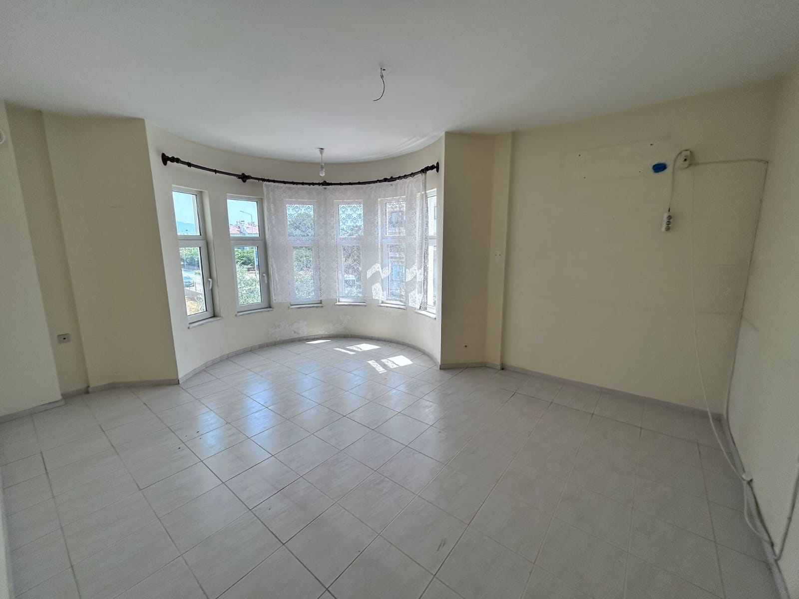 MARMARİS ARMUTALAN'DA SAHİLE 950MT.2+1 AYRI MUTFAK SATILIK DAİRE