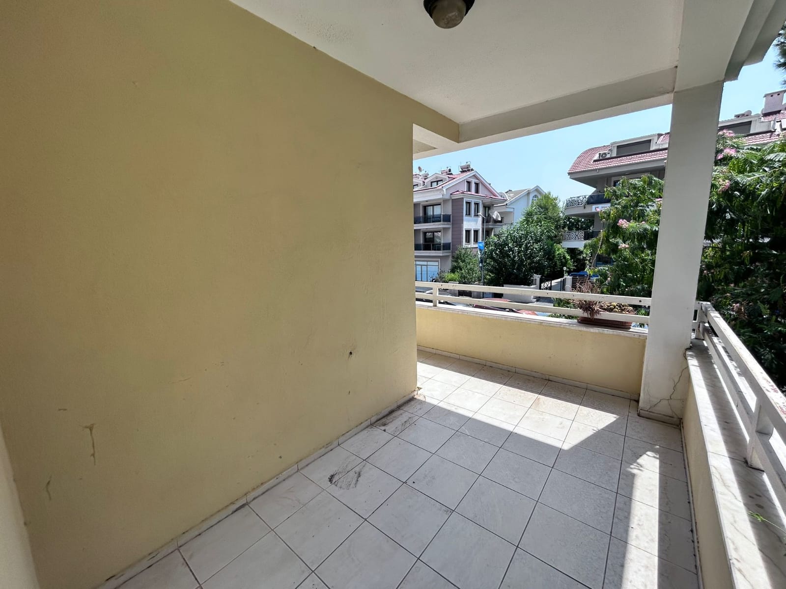 MARMARİS ARMUTALAN'DA SAHİLE 950MT.2+1 AYRI MUTFAK SATILIK DAİRE