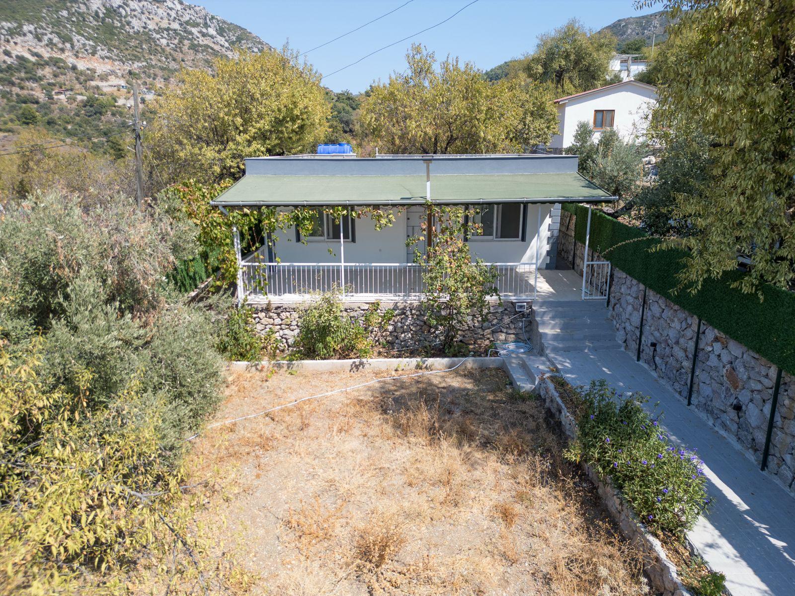 SÖĞÜTTE SATILIK İÇİNDE KARGIR EV OLAN TARLA