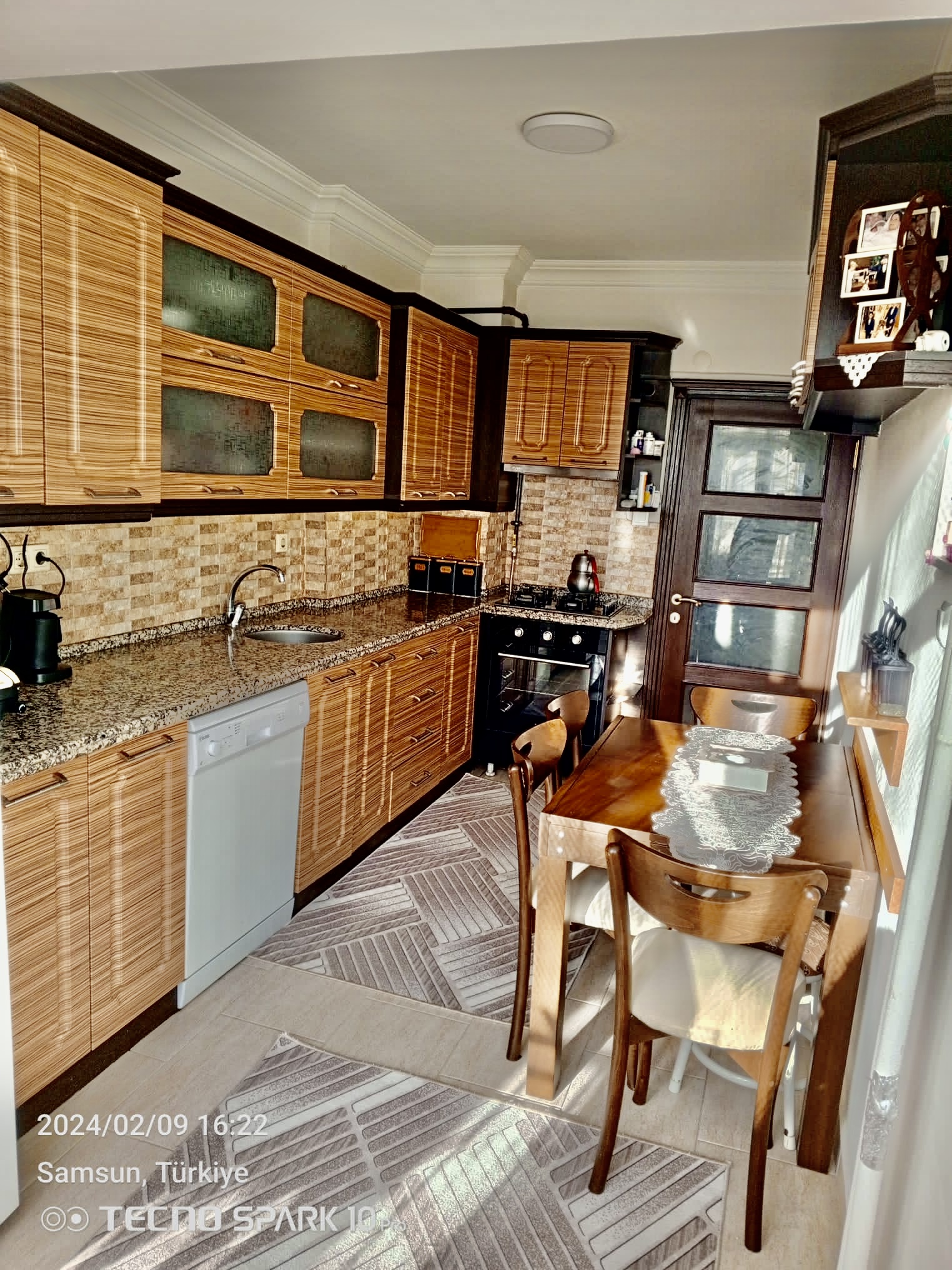 MERKEZİ KONUMDA ARA KAT OTOPARKLI 3+1 DAİRE