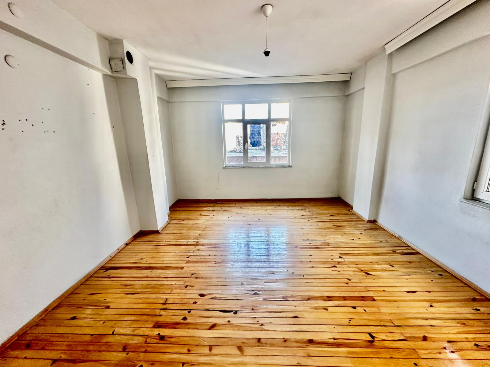 ÇARŞI MERKEZE YAKIN YOL KENARI 3 BALKONLU 140M2 MASRAFSIZ 2+1