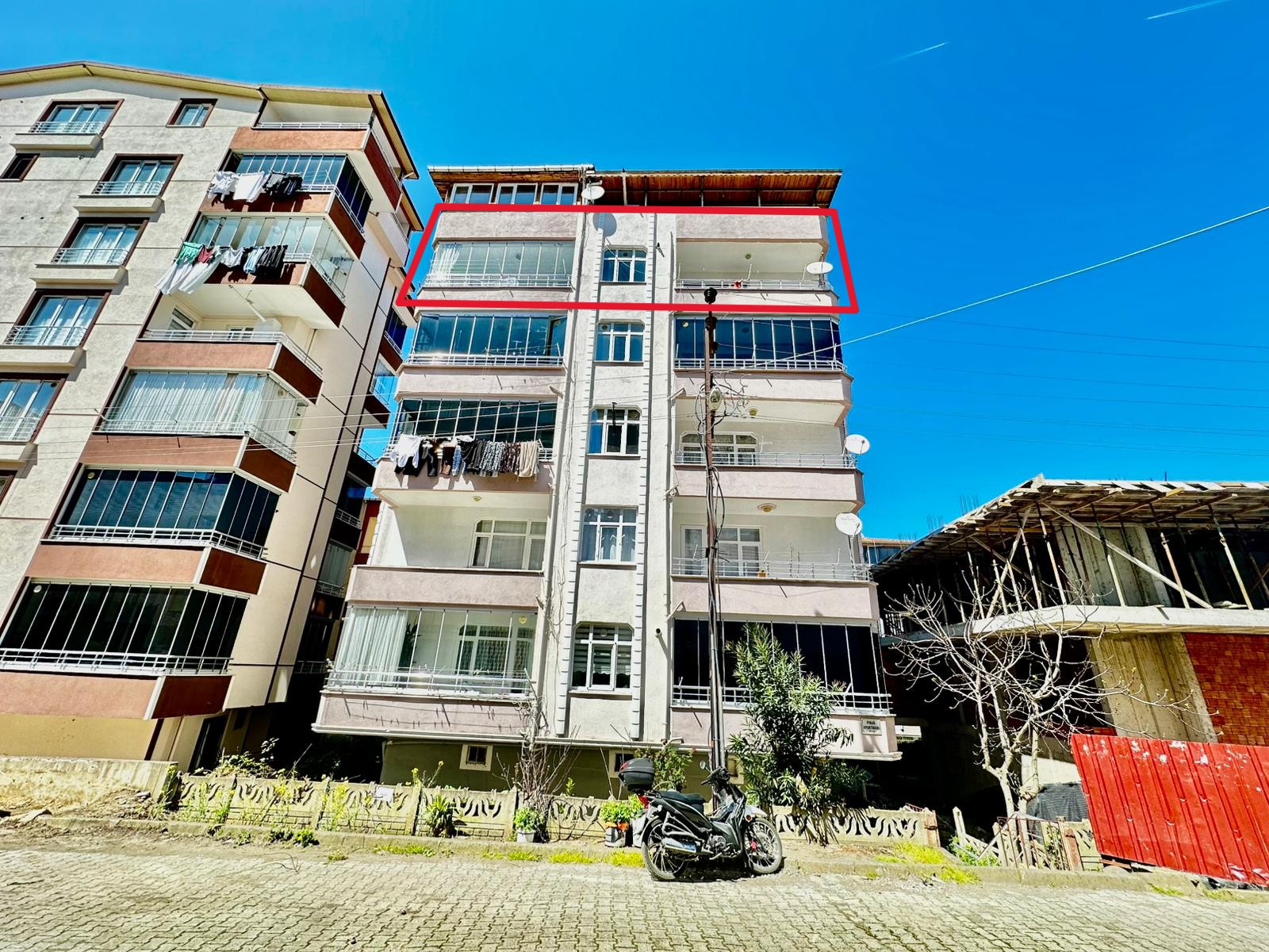 SIFIR ÇARŞI İÇERİSİ OTURUMA HAZIR 2+1 BALKONLU KİRALIK DAİRE