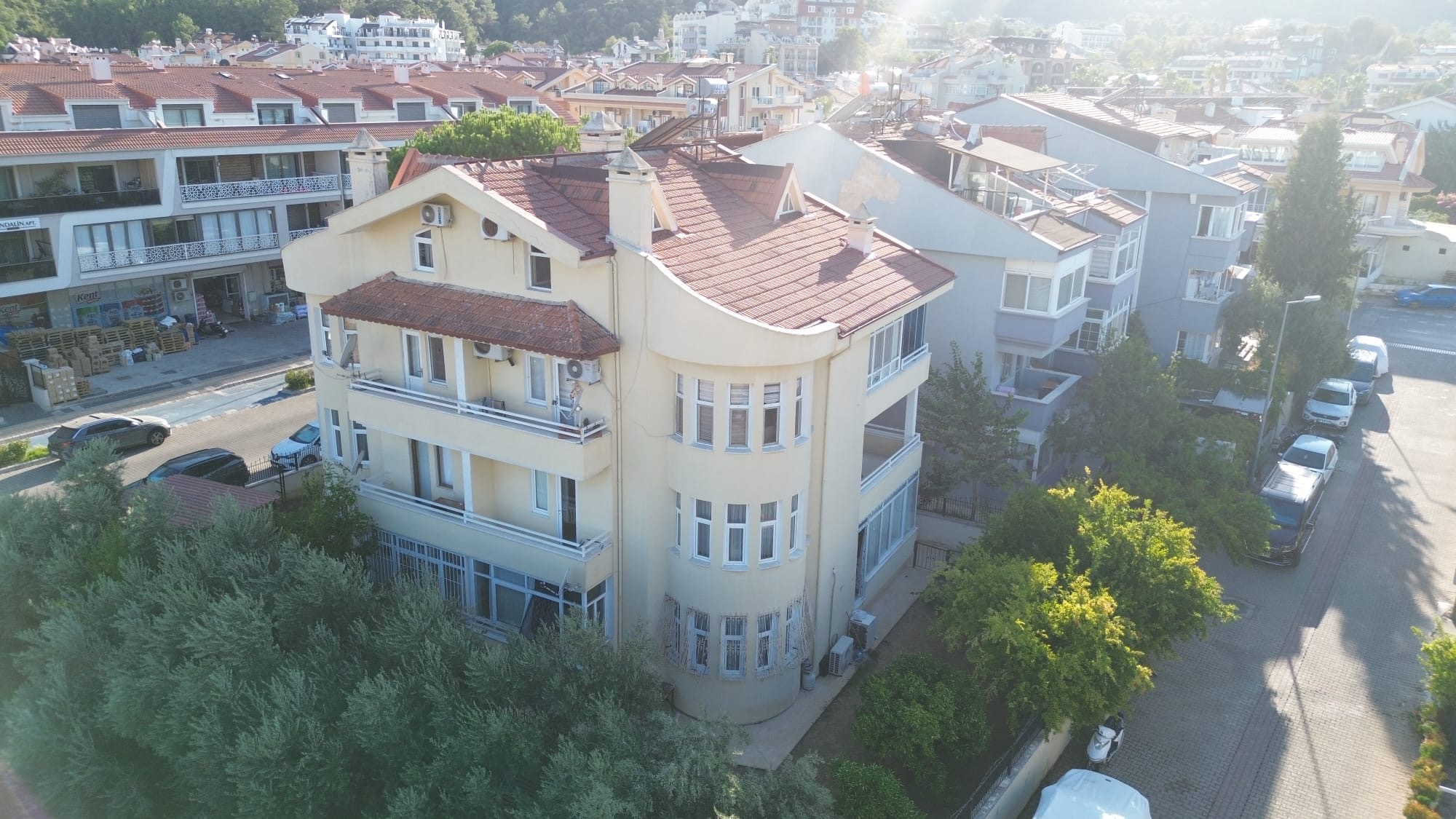 MARMARİS ARMUTALAN'DA SAHİLE 950MT.2+1 AYRI MUTFAK SATILIK DAİRE