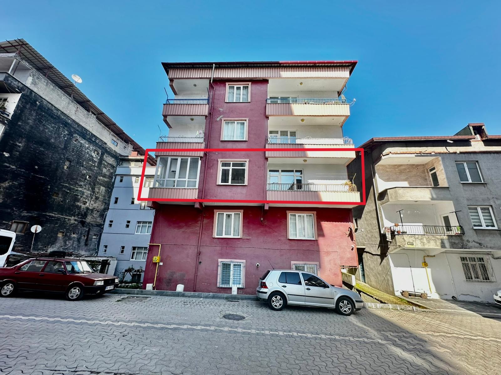 ÇARŞI MERKEZE YAKIN YOL KENARI 3 BALKONLU 140M2 MASRAFSIZ 2+1