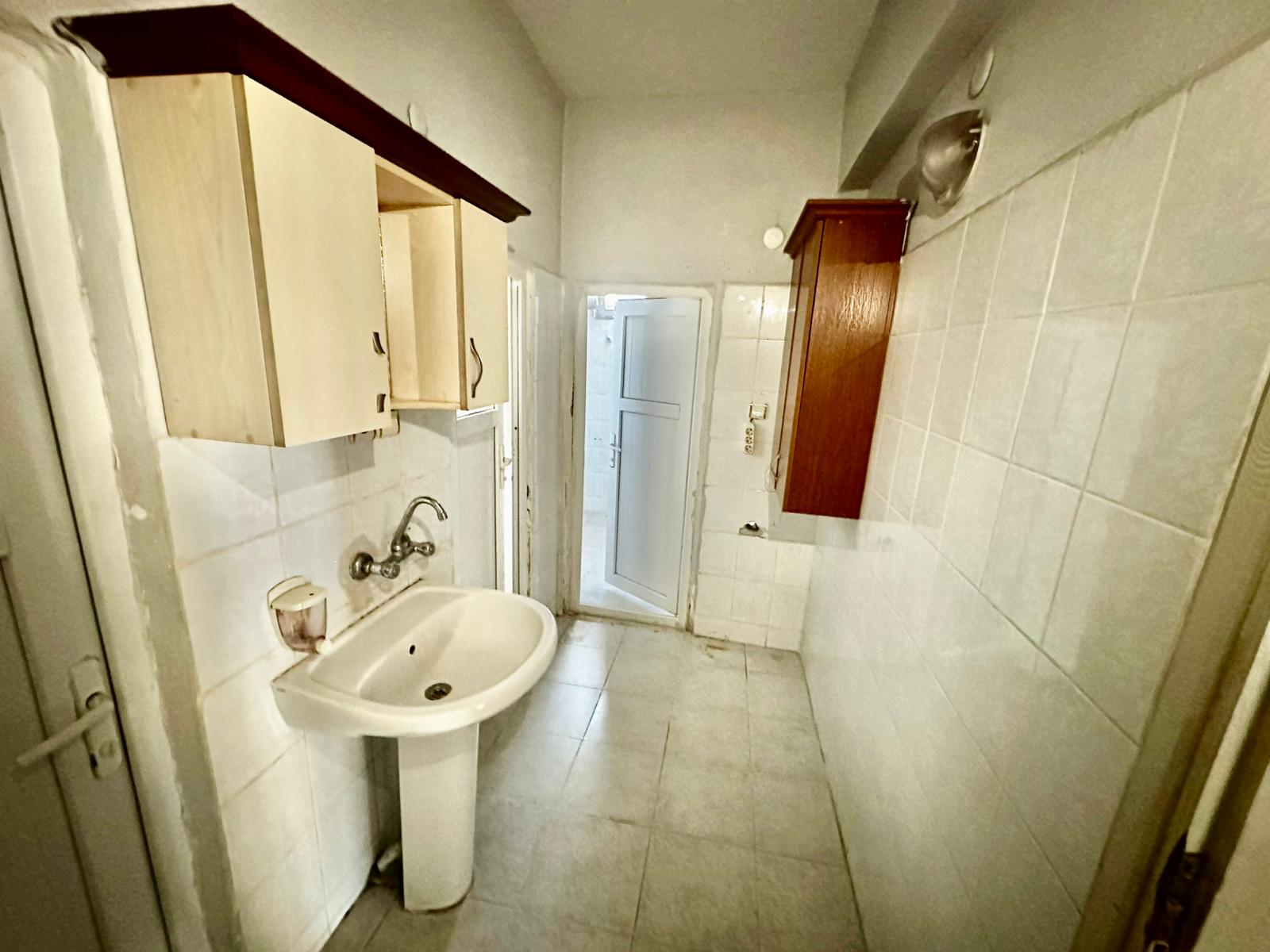 ÇARŞI MERKEZE YAKIN YOL KENARI 3 BALKONLU 140M2 MASRAFSIZ 2+1