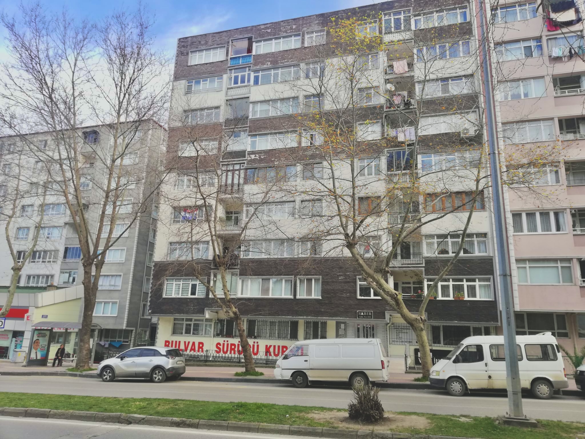 MERKEZİ KONUMDA ARA KAT OTOPARKLI 3+1 DAİRE