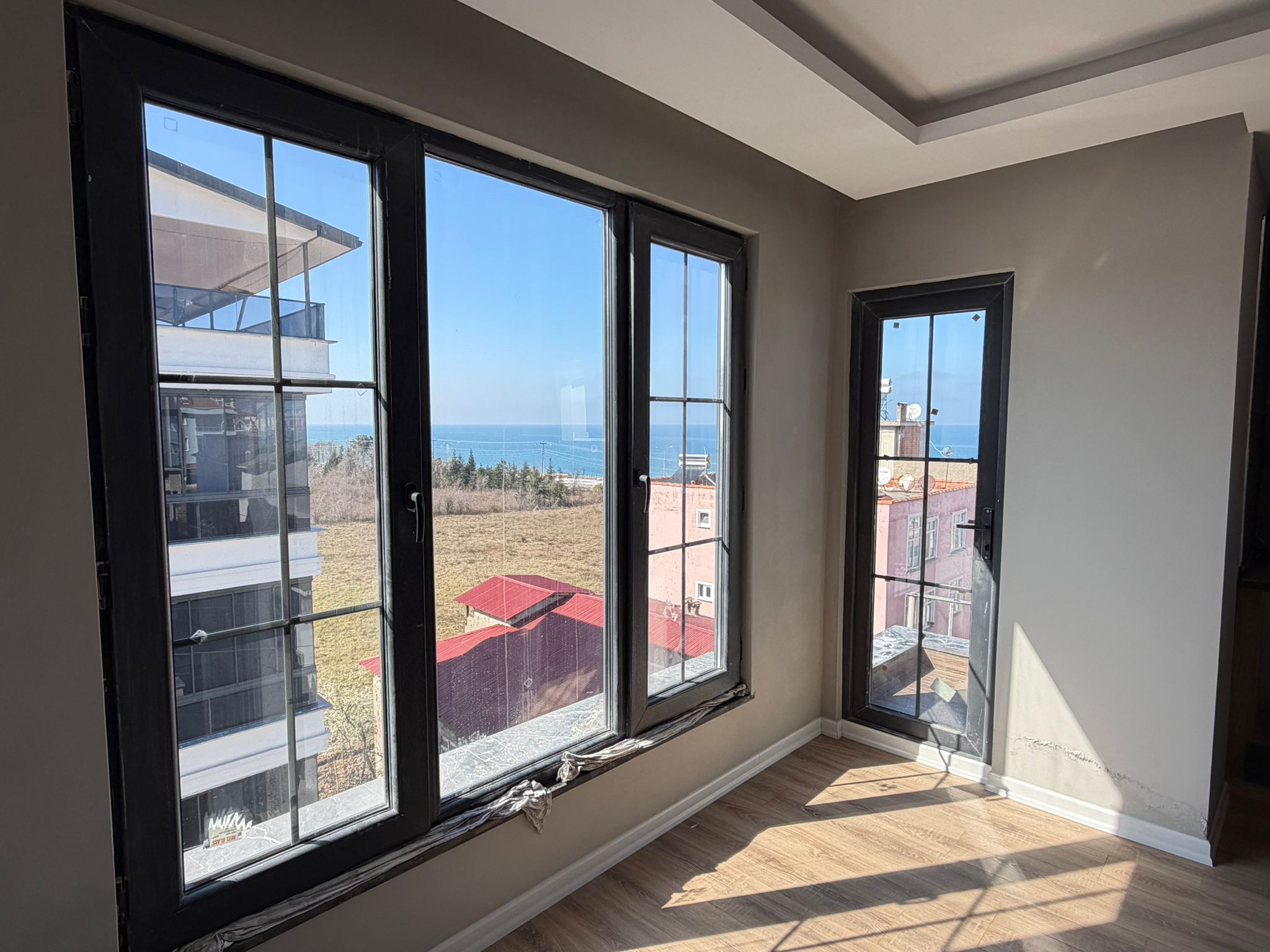 GÖLEVİ BATIPARK KARŞISI DENİ MANZARALI,PLAJ YAKININDA 3.KAT 1+1