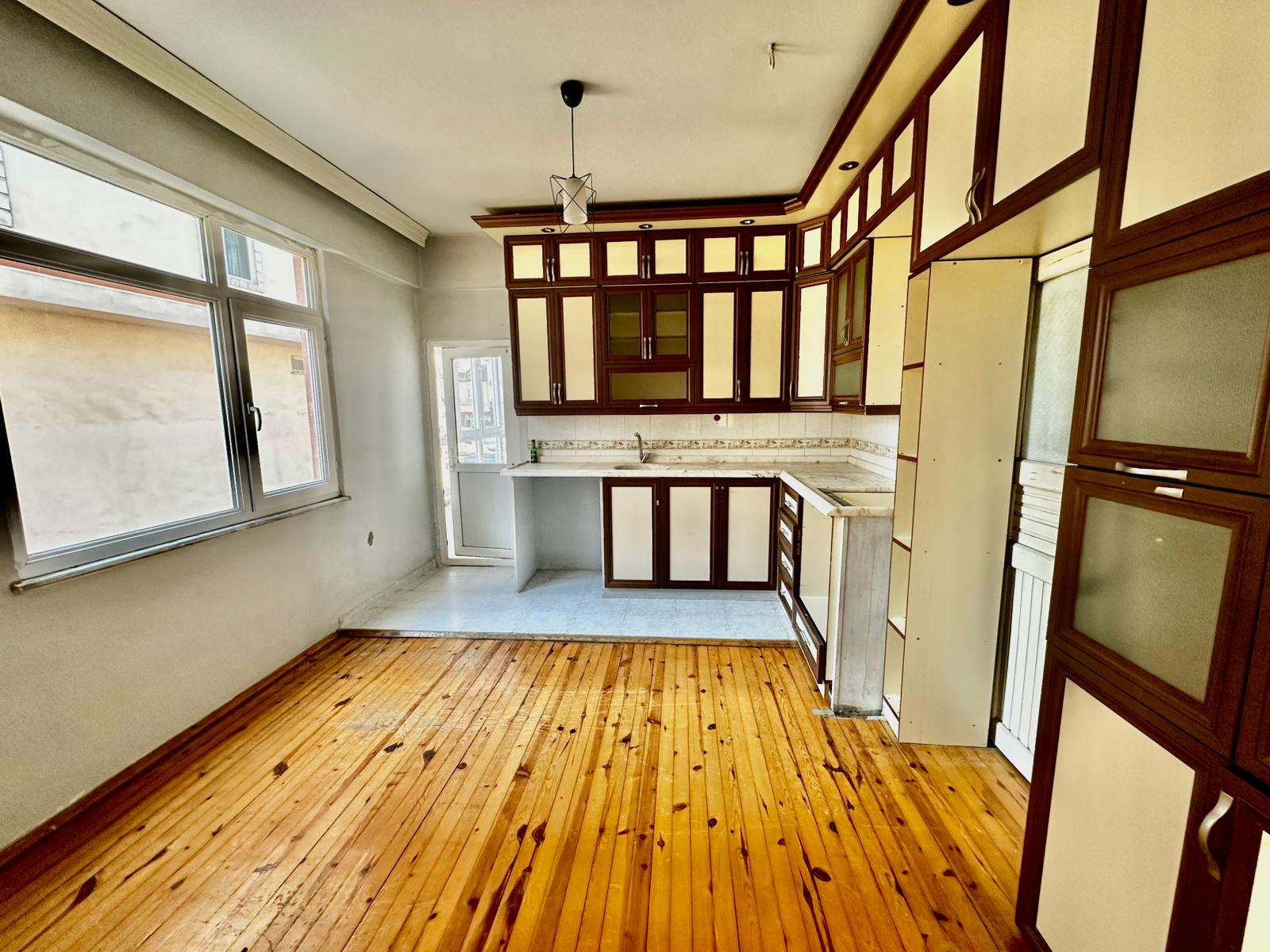 ÇARŞI MERKEZE YAKIN YOL KENARI 3 BALKONLU 140M2 MASRAFSIZ 2+1