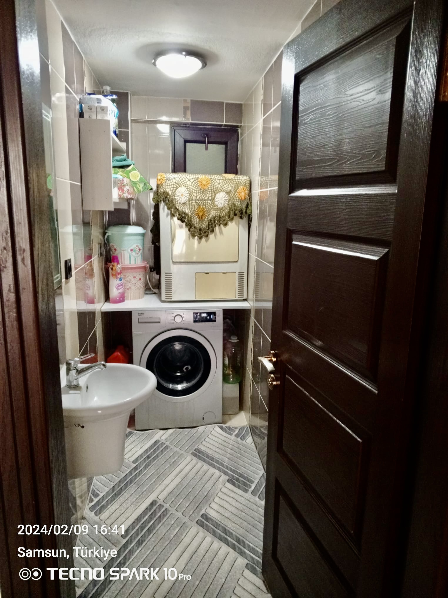 MERKEZİ KONUMDA ARA KAT OTOPARKLI 3+1 DAİRE