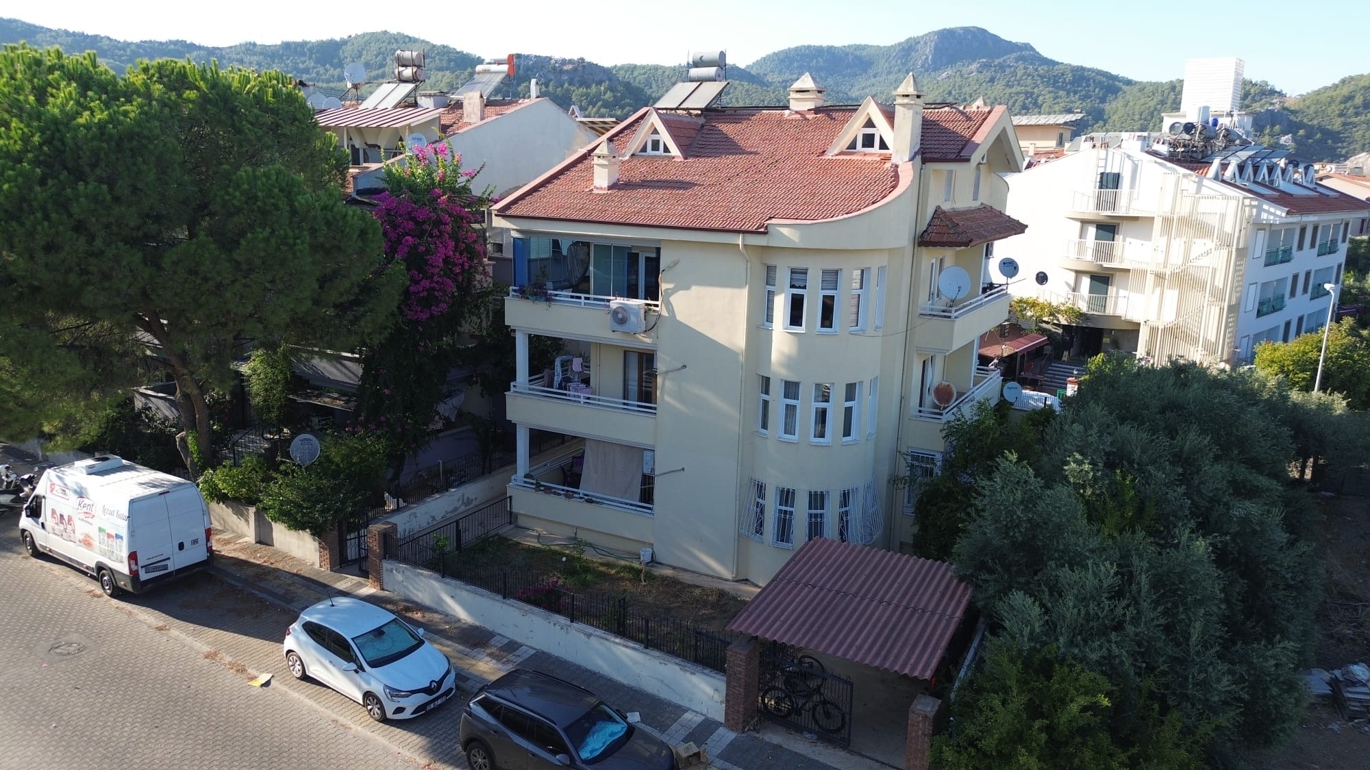 MARMARİS ARMUTALAN'DA SAHİLE 950MT.2+1 AYRI MUTFAK SATILIK DAİRE