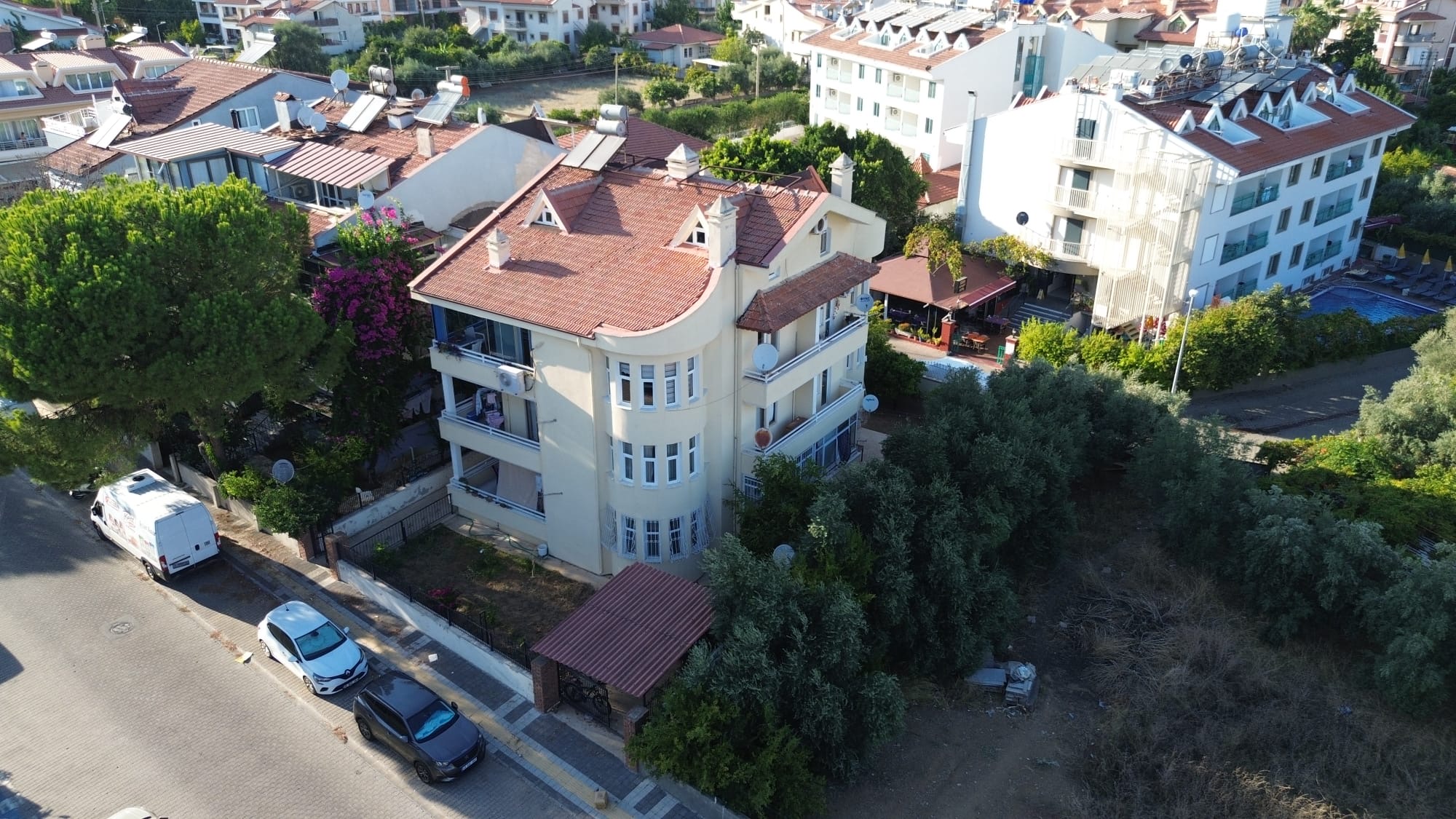 MARMARİS ARMUTALAN'DA SAHİLE 950MT.2+1 AYRI MUTFAK SATILIK DAİRE