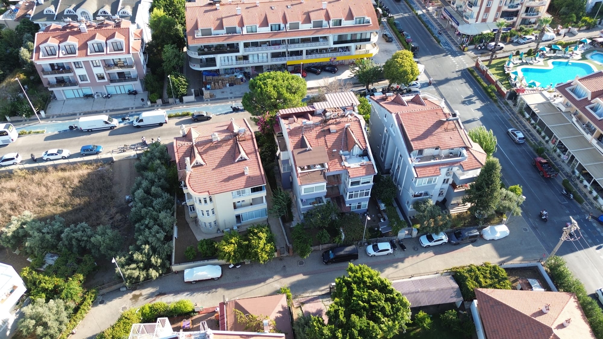 MARMARİS ARMUTALAN'DA SAHİLE 950MT.2+1 AYRI MUTFAK SATILIK DAİRE