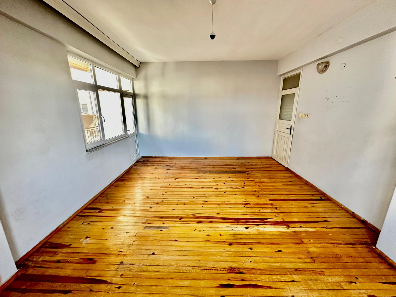 ÇARŞI MERKEZE YAKIN YOL KENARI 3 BALKONLU 140M2 MASRAFSIZ 2+1