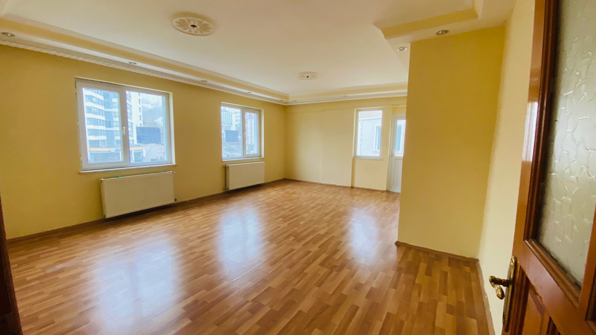 ESENEVLER TRAMWAY DURAĞI KARŞISI ARA KAT KİRALIK DAİRE