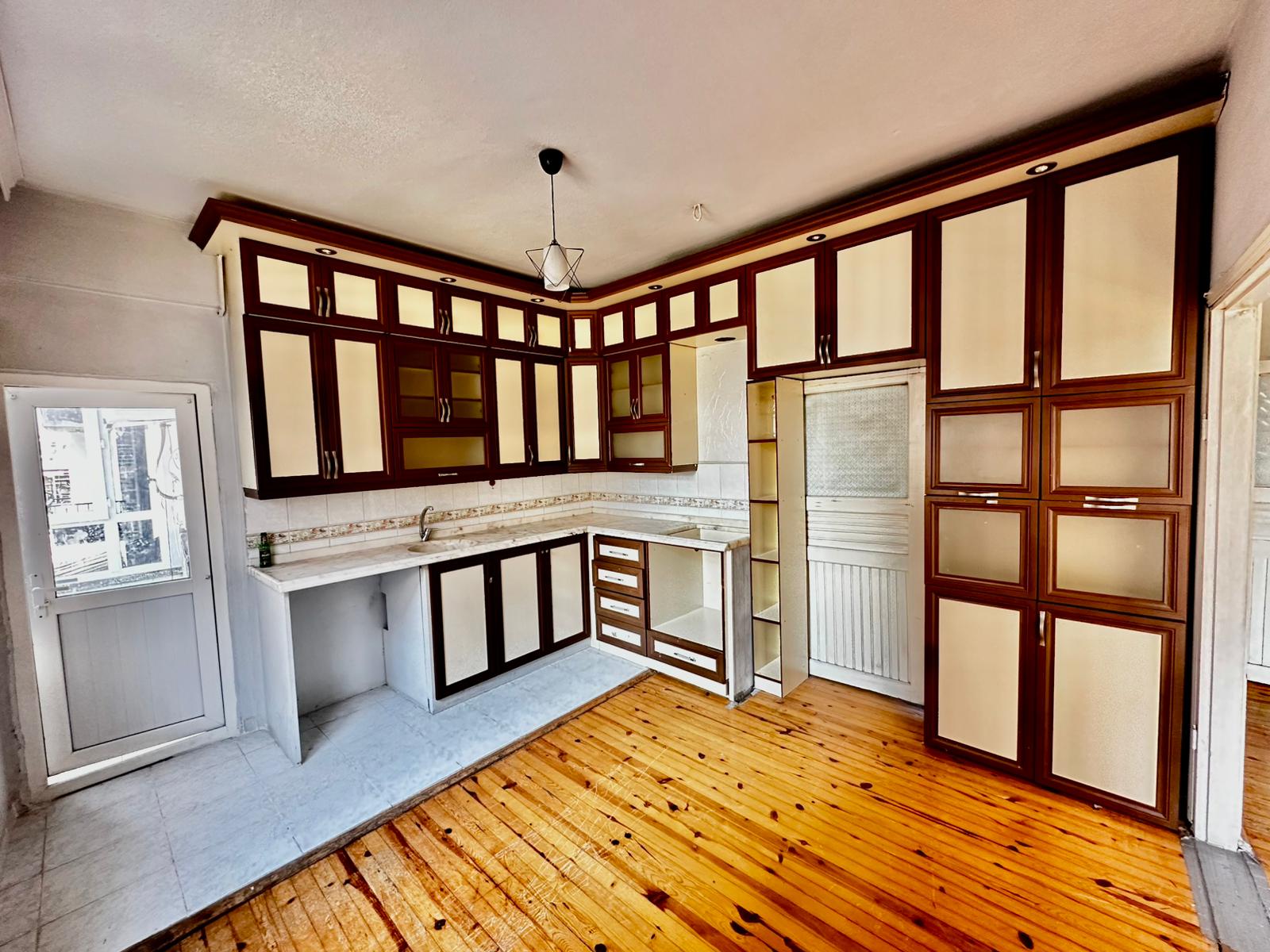 ÇARŞI MERKEZE YAKIN YOL KENARI 3 BALKONLU 140M2 MASRAFSIZ 2+1