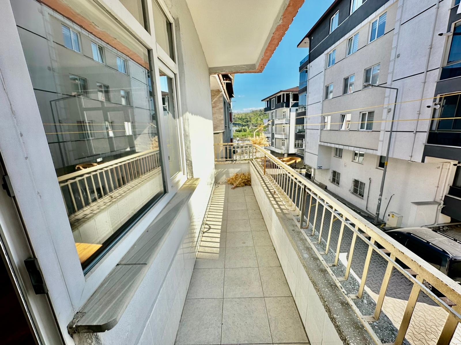 ÇARŞI MERKEZE YAKIN YOL KENARI 3 BALKONLU 140M2 MASRAFSIZ 2+1